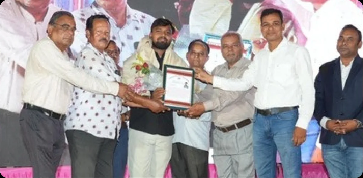 Rajesh Kumar Gouda, garlanded, receiving the Radiance Sanskruti Puraskar 2025 from Radiance College, Bijepur, Bargarh